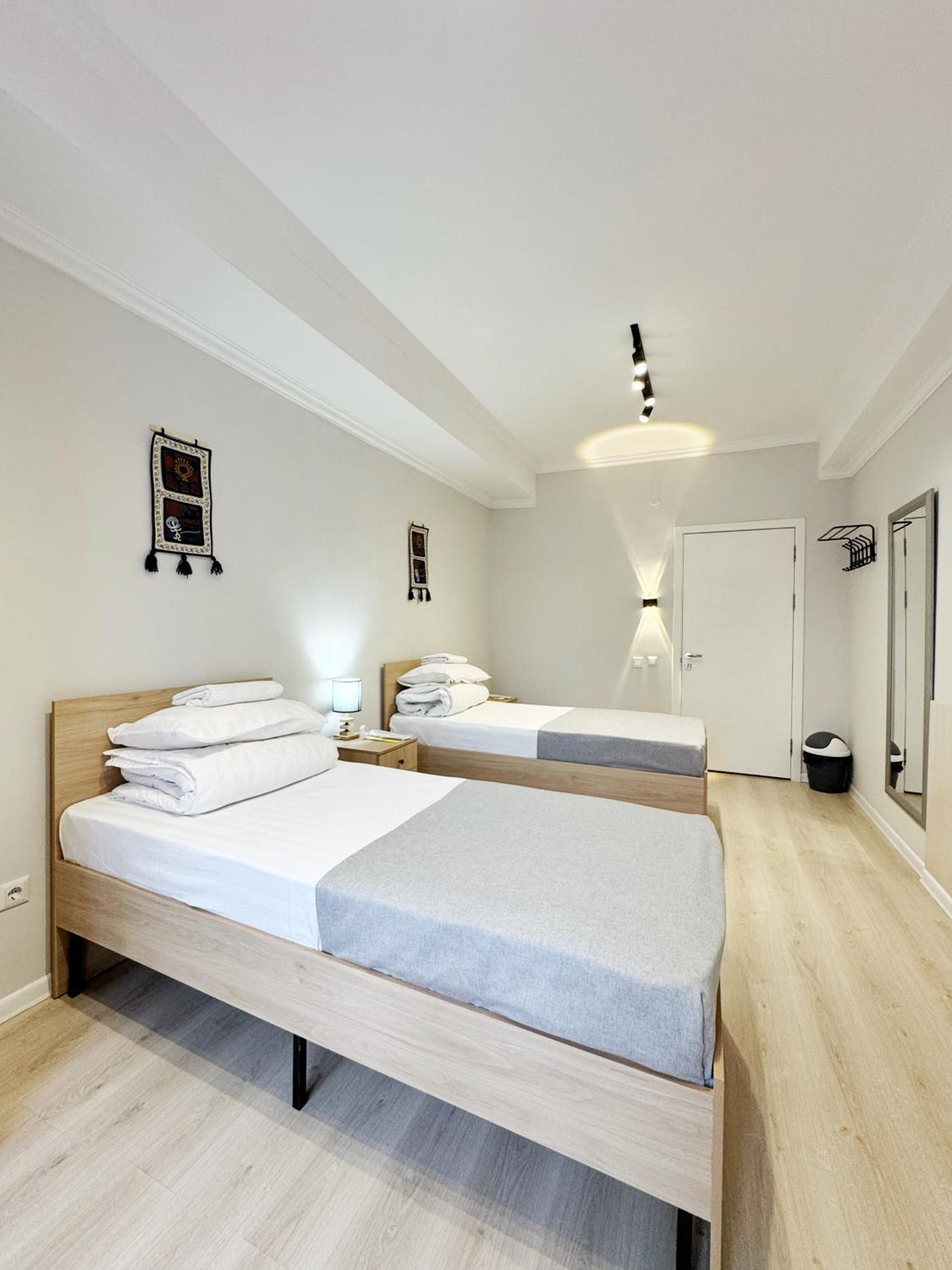 בישקק Compass Hostel מראה חיצוני תמונה