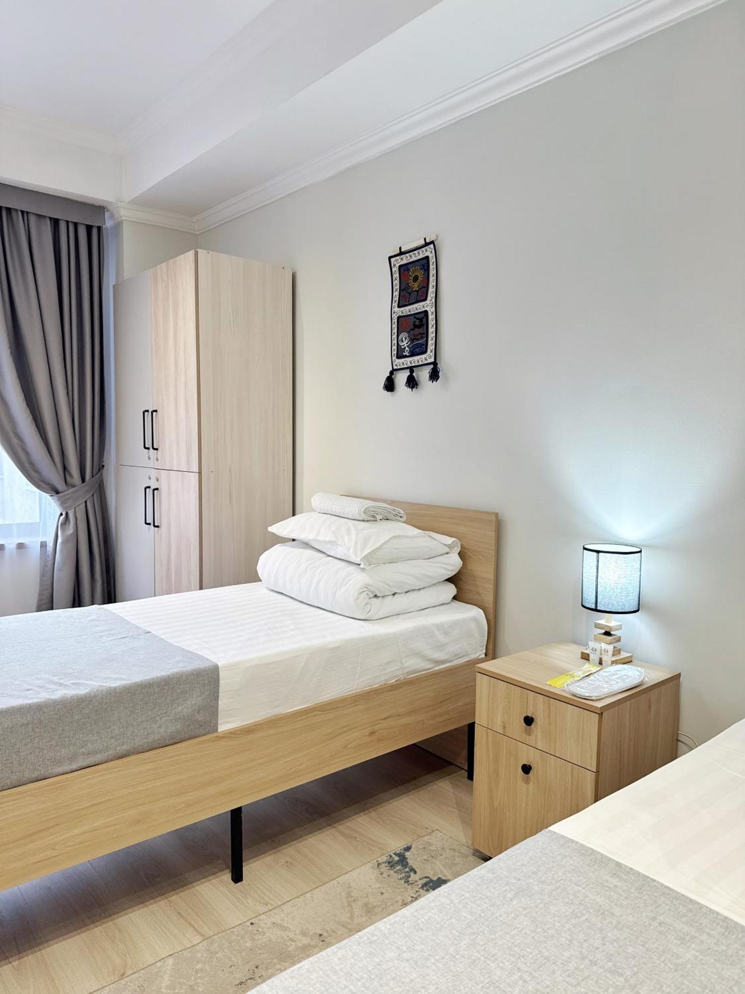 בישקק Compass Hostel מראה חיצוני תמונה