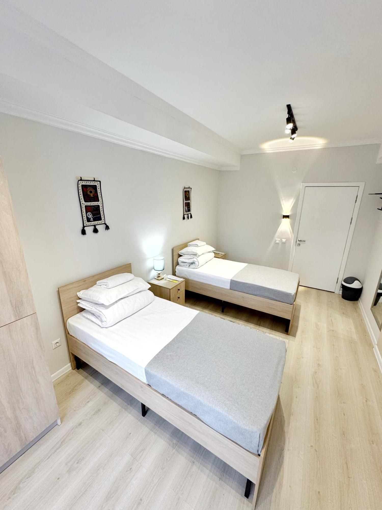 בישקק Compass Hostel מראה חיצוני תמונה