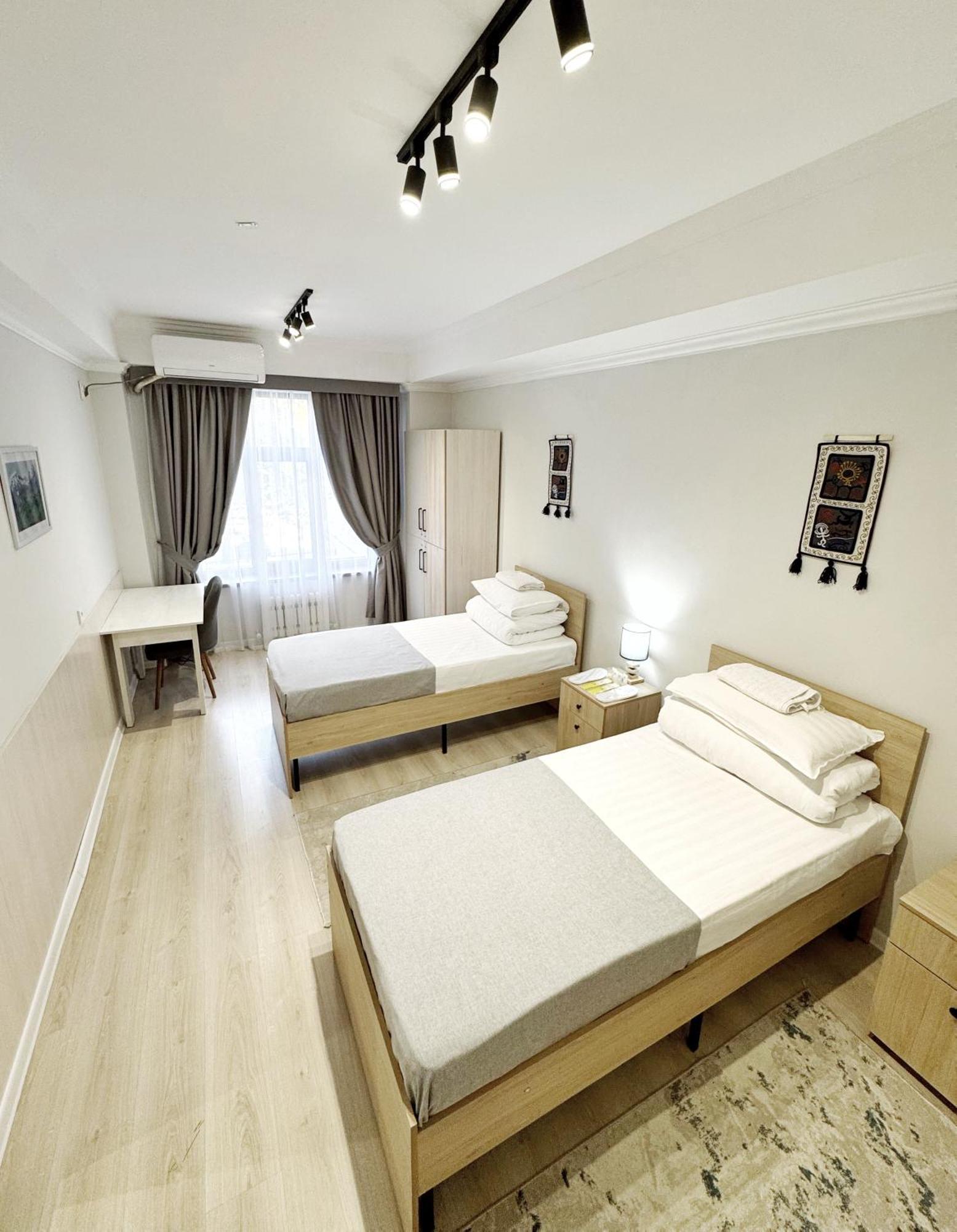 בישקק Compass Hostel מראה חיצוני תמונה